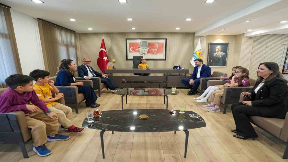 Başkan Bolta&ccedil; koltuğunu devretti, &ccedil;ocuklar taleplerini sıraladı
