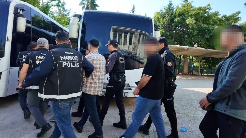 Mersin&rsquo;de zehir tacirlerine darbe: 13 g&ouml;zaltı

