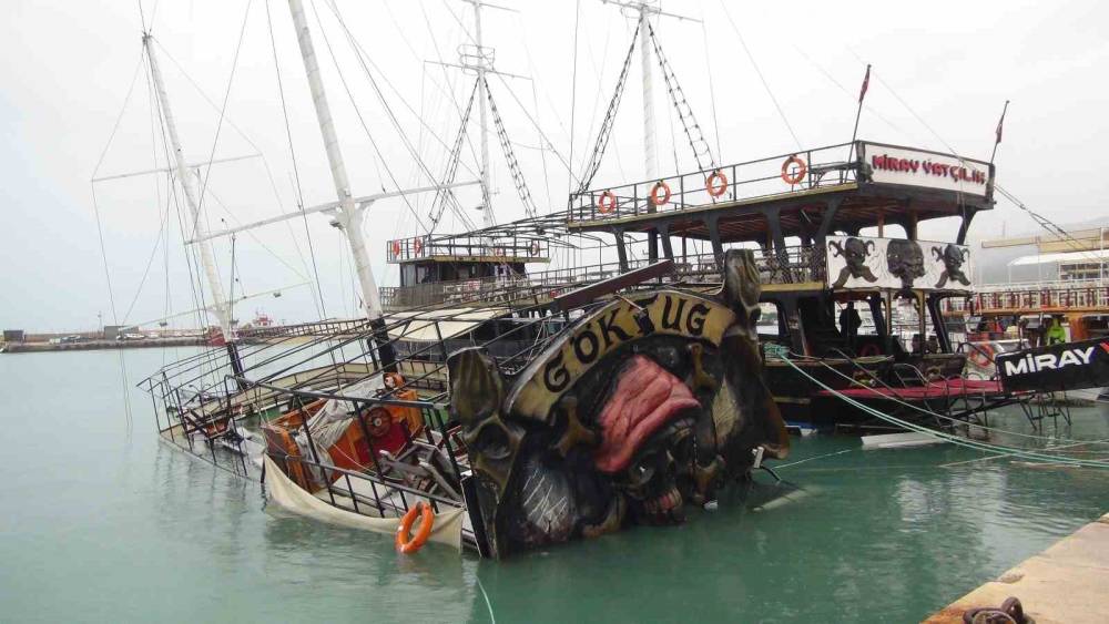 Mersin&rsquo;de şiddetli yağış ve fırtına gezi teknesini batırdı

