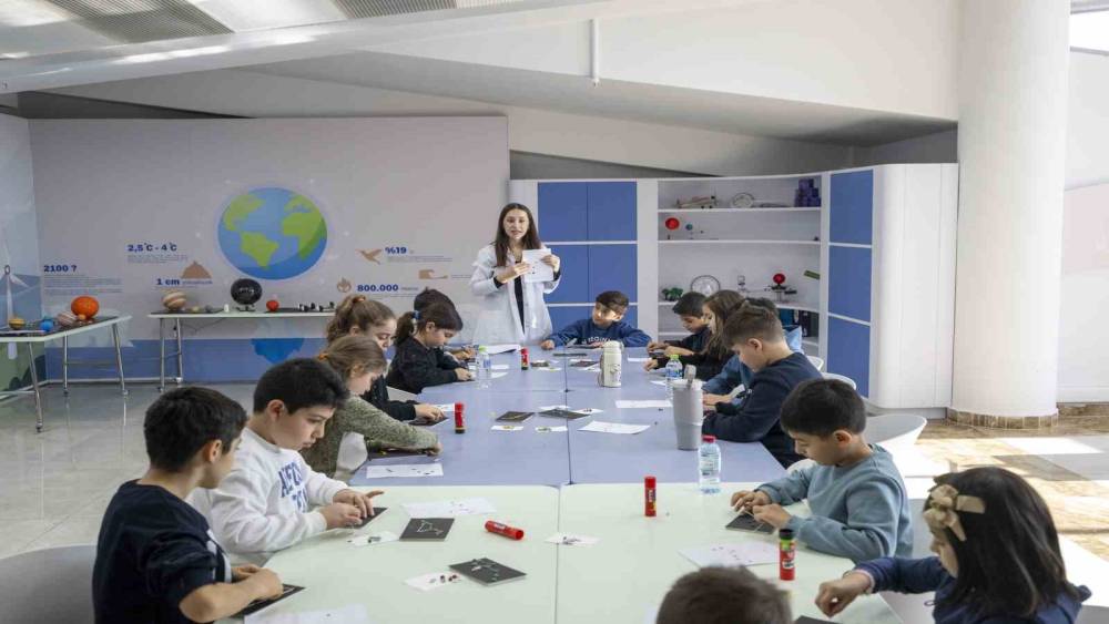 Mersin&rsquo;de &ccedil;ocuklar yarıyıl tatilinde bilimi keşfediyor
