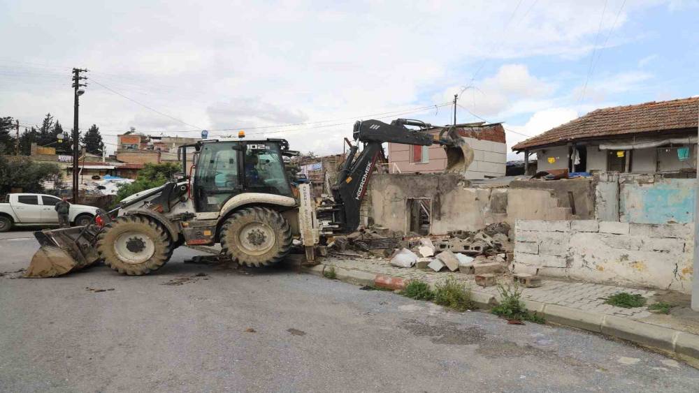 Akdeniz’de tehlike saçan metruk yapılar yıkılıyor