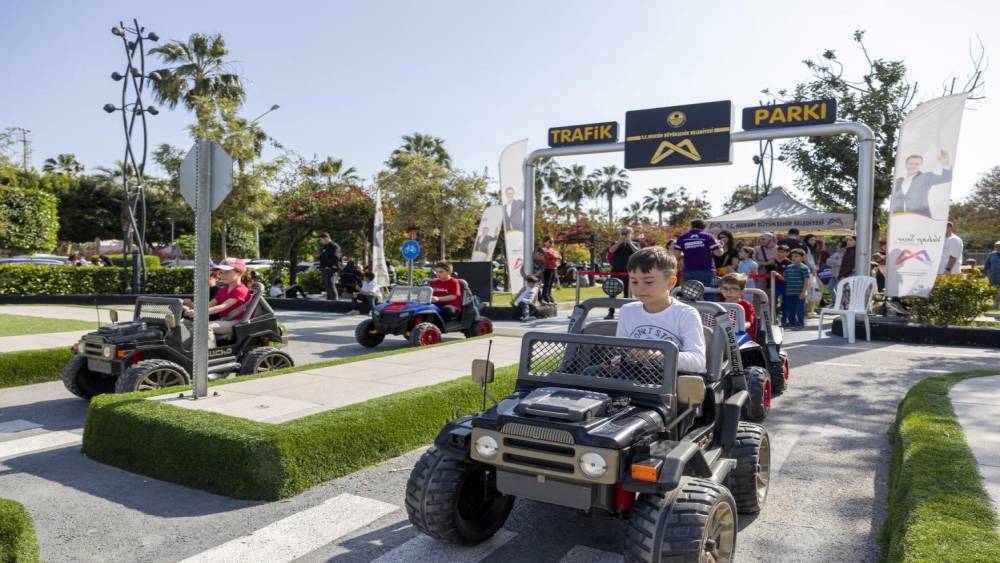 Mersin&rsquo;de 23 Nisan coşkusu bilimden doğaya taştı
