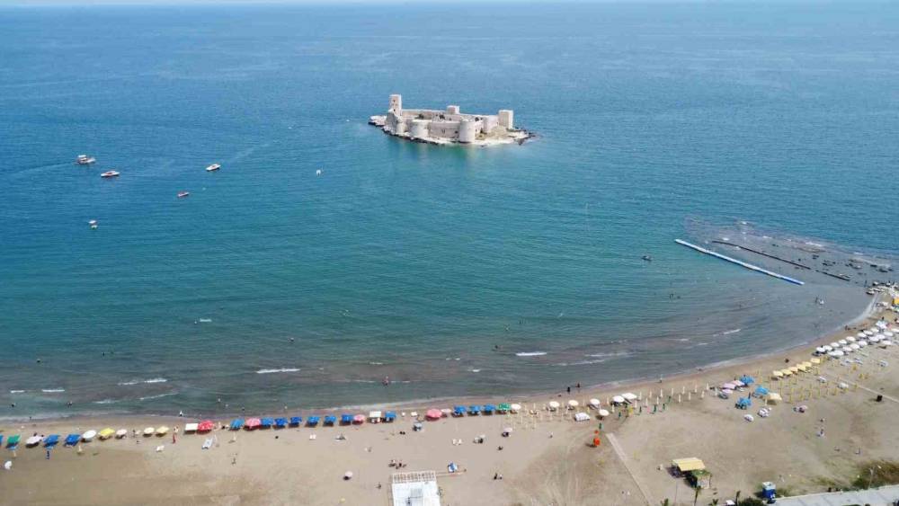 Mersin sahilleri 9 g&uuml;nl&uuml;k tatili fırsat bilen aileleri ağırlamaya başladı
