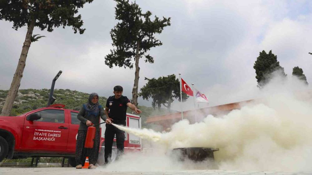 Mersin&rsquo;de kadın &uuml;reticilere yangın g&uuml;venliği eğitimi
