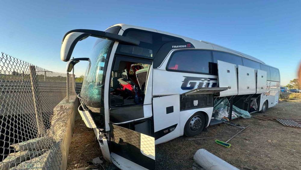 Mersin’de yolcu otobüsü refüje girdi: 13 yaralı