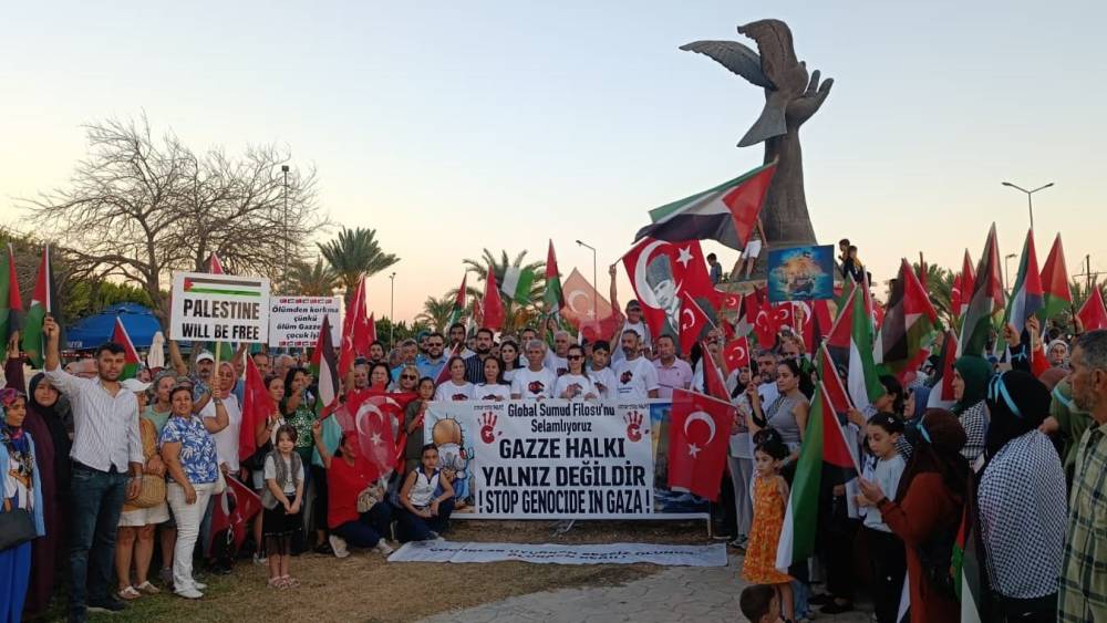 Gazze’ye yardıma giden gemilere temsili selamlama