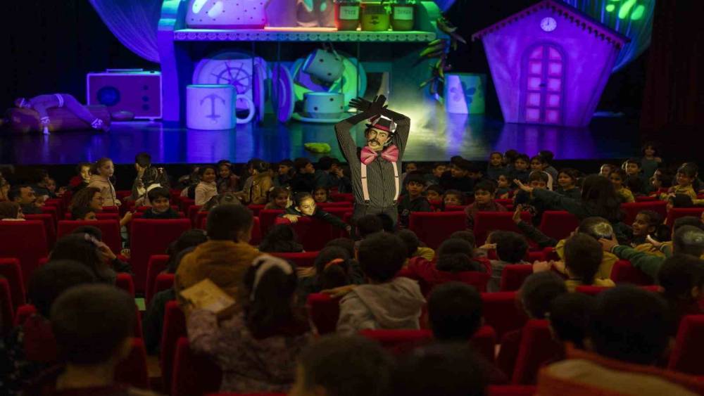 &lsquo;Bisk&uuml;vi Adam&rsquo; sahneye &ccedil;ıktı, minik seyirciler kahkahaya boğuldu
