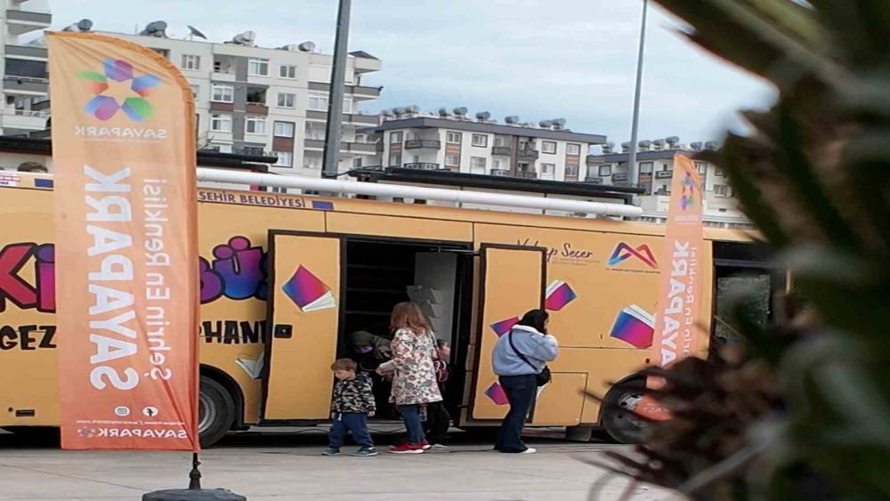 Kitaplar yola &ccedil;ıktı, durağı Sayapark oldu
