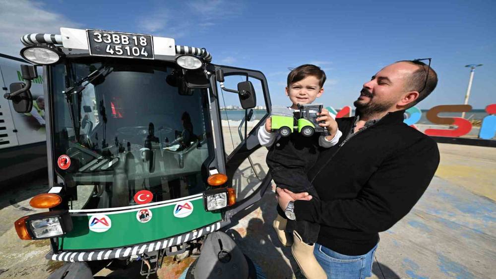 Minik Ayaz&rsquo;ın s&uuml;p&uuml;rge kamyonu hayali ger&ccedil;ek oldu
