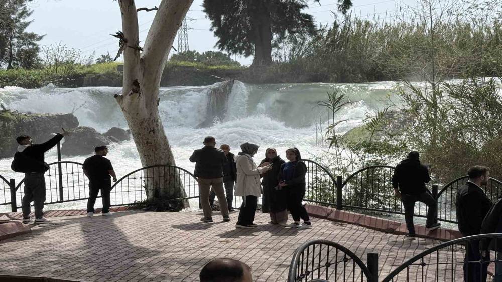 Tarsus Şelalesi&rsquo;ne yağış sonrası ziyaret&ccedil;i akını
