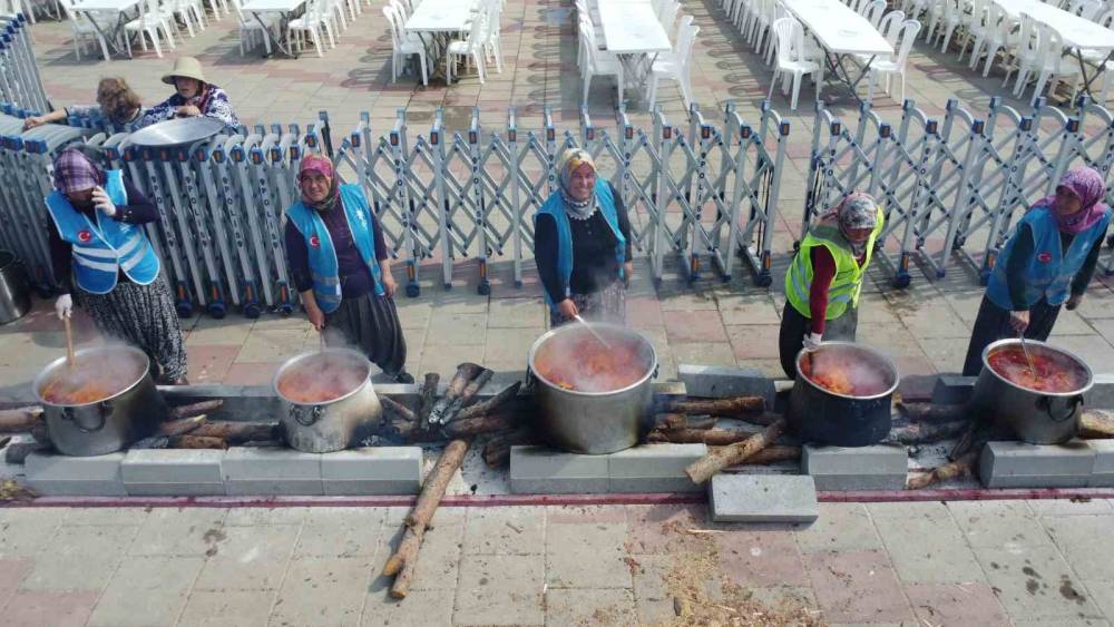 71 mahalleden kadınlar 71 kazanda yemek yaptı, binlerce kişiye ikram etti
