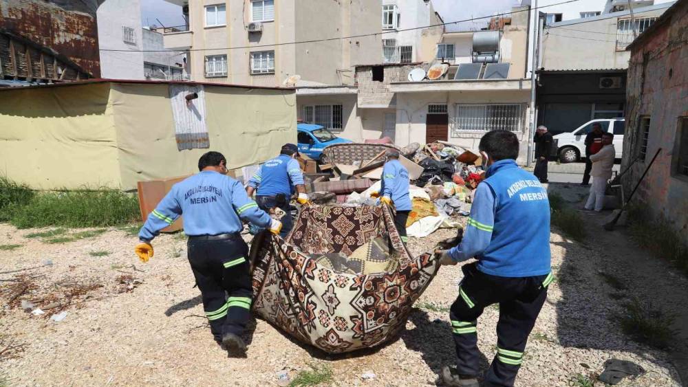 Sahiplerinin yaşamını yitirdiği evden bir kamyon &ccedil;&ouml;p &ccedil;ıktı
