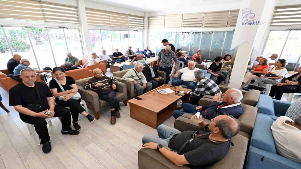 Mersin&rsquo;de emekliler bayram sevincinde buluştu

