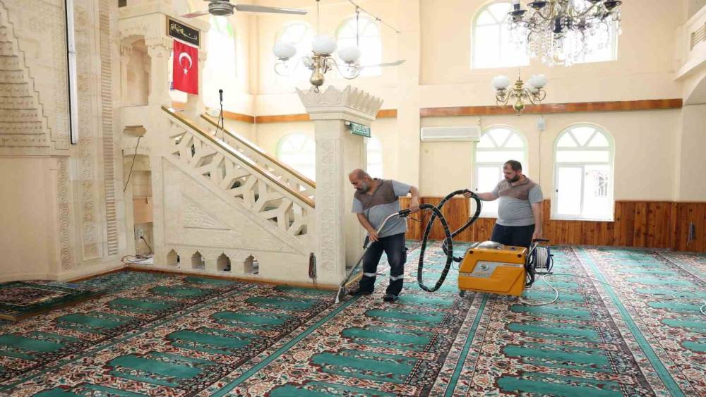 Akdeniz&rsquo;de camiler bayram &ouml;ncesi dezenfekte edildi
