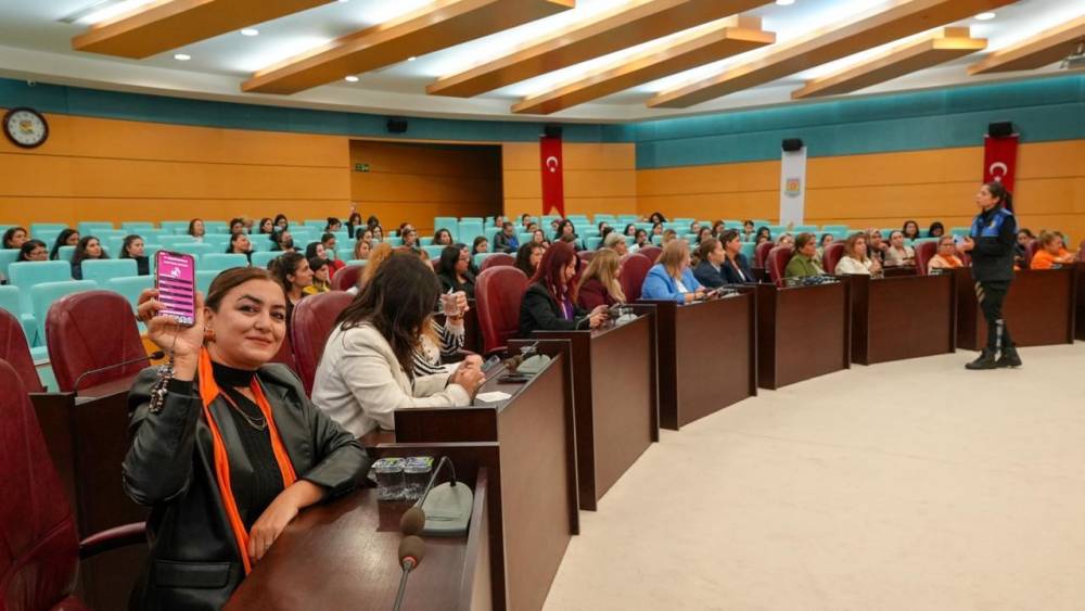 Tarsus’ta kadına şiddetle mücadele için farkındalık programı
