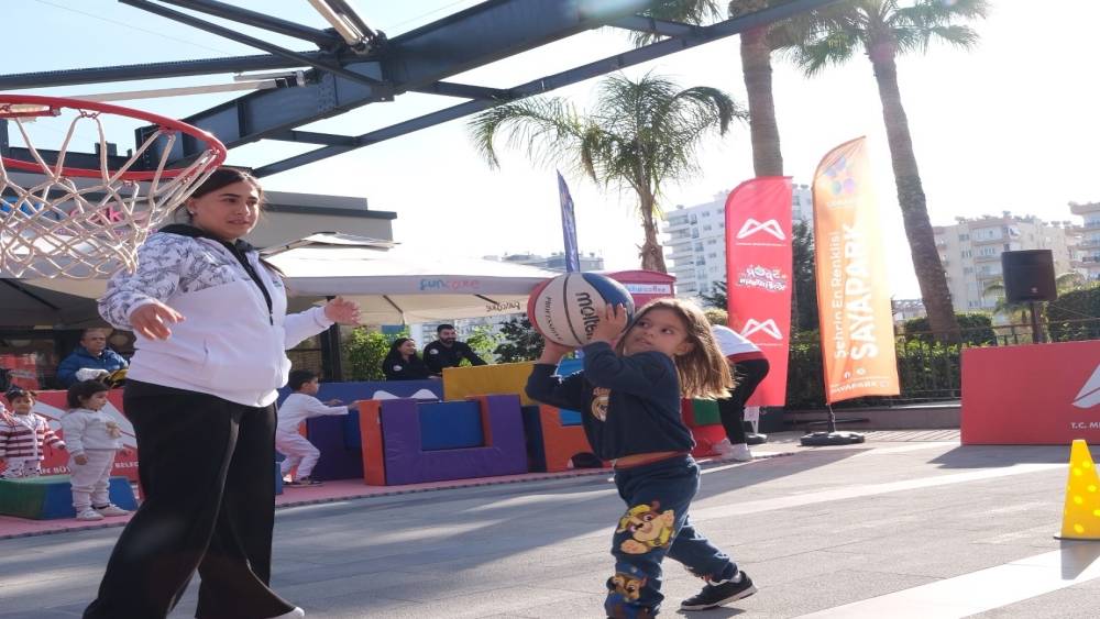 Mersin&rsquo;de &ccedil;ocuklar AVM&rsquo;de sporla buluştu
