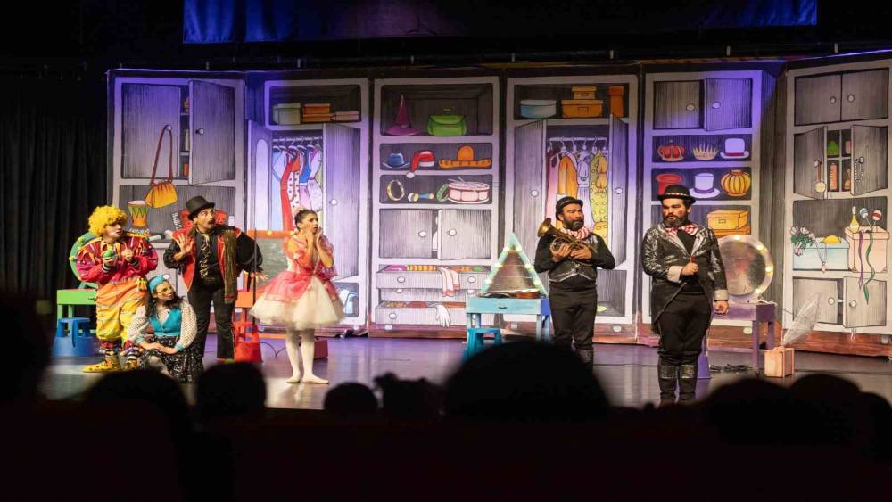 Mersin Şehir Tiyatrosu &rsquo;D&uuml;nya Tiyatro G&uuml;n&uuml;&rsquo;n&uuml; binlerce seyirciyle kutladı
