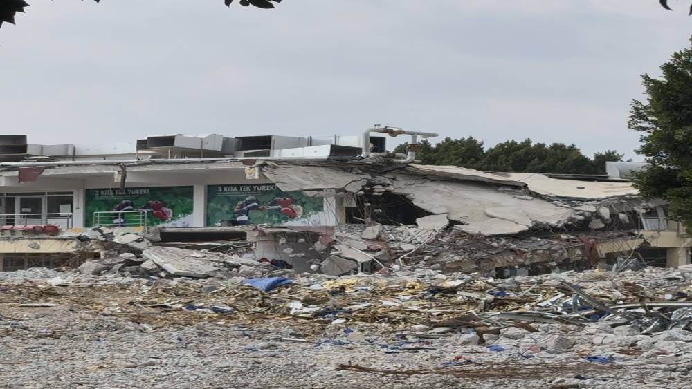 30 yıllık spor salonu yıkılıyor
