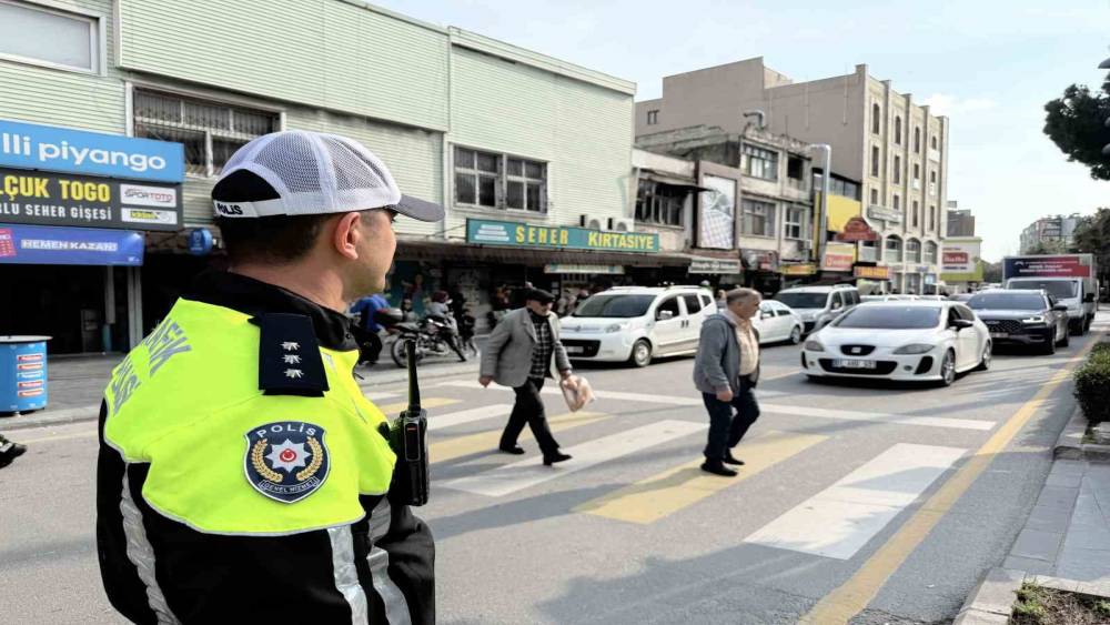 Yayalara yol vermeyen s&uuml;r&uuml;c&uuml;lere ceza kesildi
