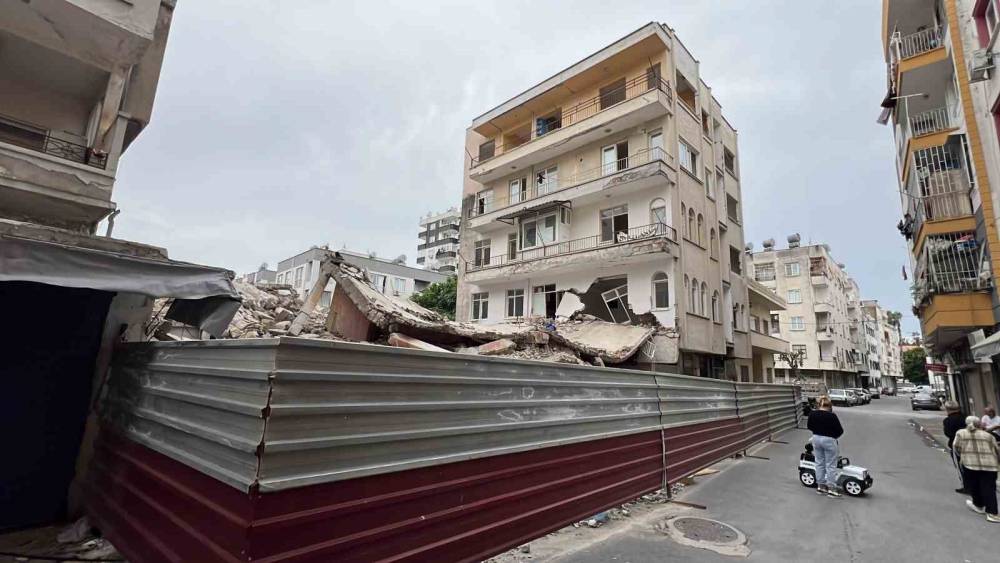 Yıkımda zarar g&ouml;ren binanın sakinleri: "M&uuml;teahhide ulaşamıyoruz"
