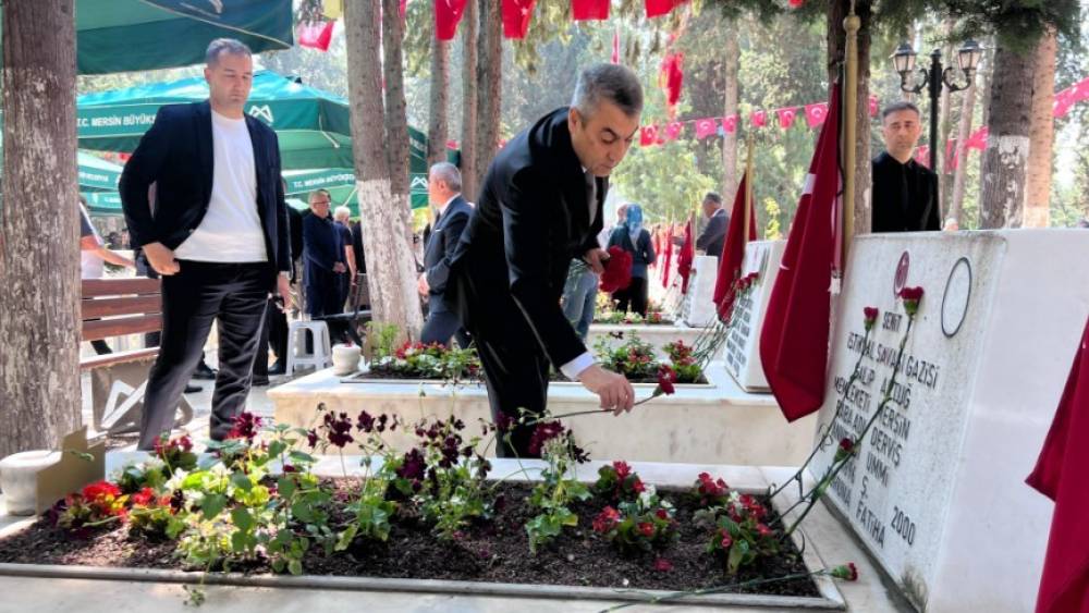 Mersin&rsquo;de bayramda şehitlik unutulmadı
