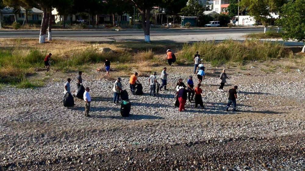 Mersin&rsquo;de gen&ccedil;lerden sahil temizliği seferberliği
