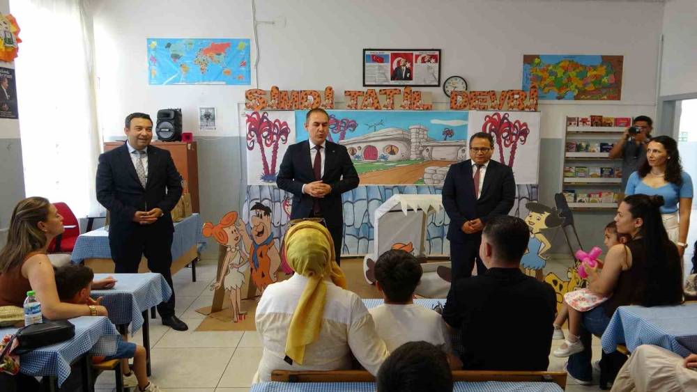 Mersin&rsquo;de 349 bin 348 &ouml;ğrenci karne heyecanı yaşadı
