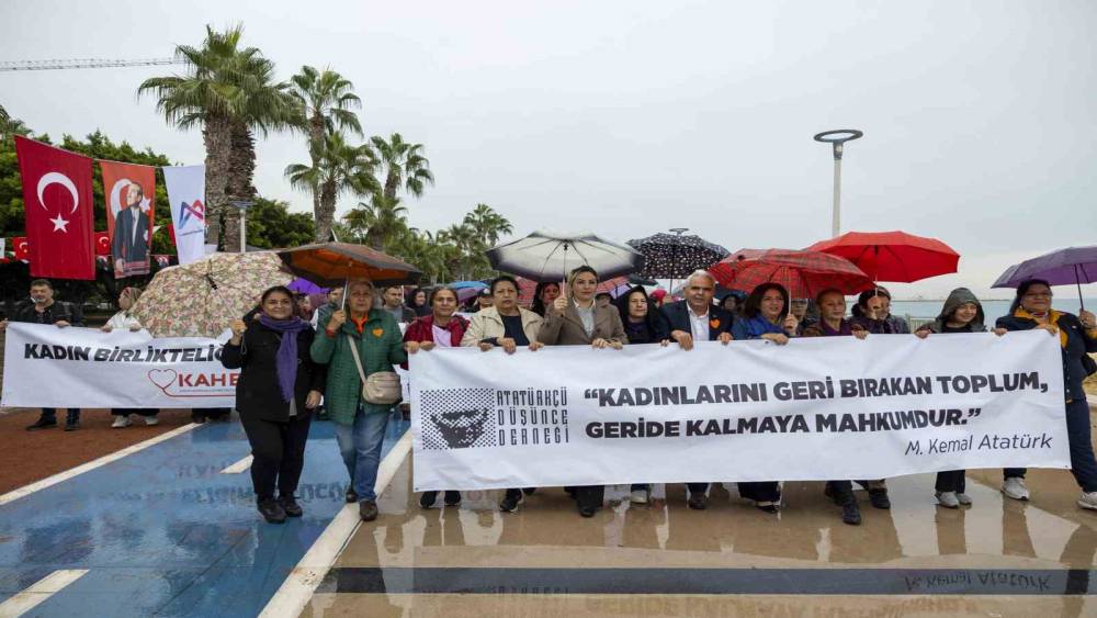 Mersin’de kadınlara yönelik şiddete karşı farkındalık etkinlikleri düzenlendi
