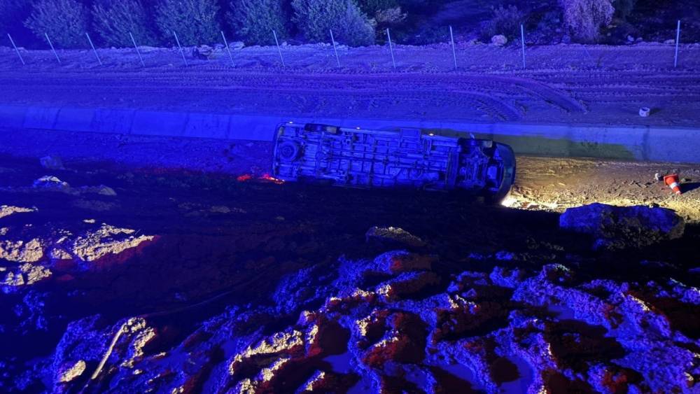 Mersin&rsquo;de iş&ccedil;i servisi u&ccedil;uruma yuvarlandı: 13 yaralı
