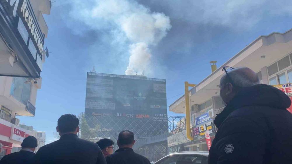 Mersin&rsquo;de baca yangını korkuttu
