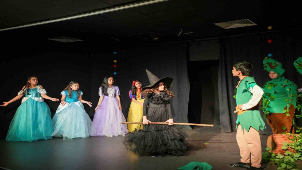 Tarsus&rsquo;ta &ccedil;ocuklardan anlamlı tiyatro g&ouml;sterisi
