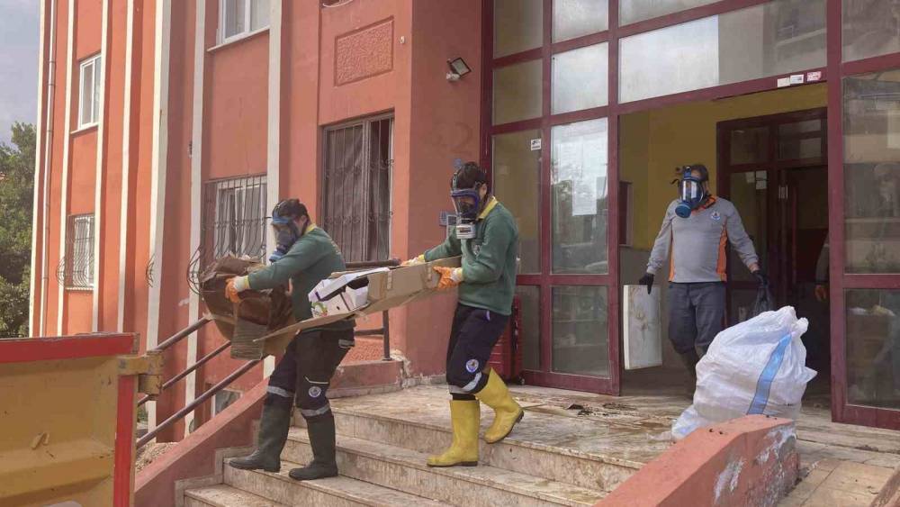 Ekipler gaz maskesiyle girdi iki g&uuml;nde temizledi: Evden 7 kamyonet &ccedil;&ouml;p &ccedil;ıktı
