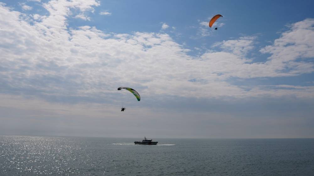 Denizden sahil g&uuml;venlik, havadan paramotorlar destek verdi, &ouml;ğrenciler suyun &ouml;nemine dikkat &ccedil;ekti
