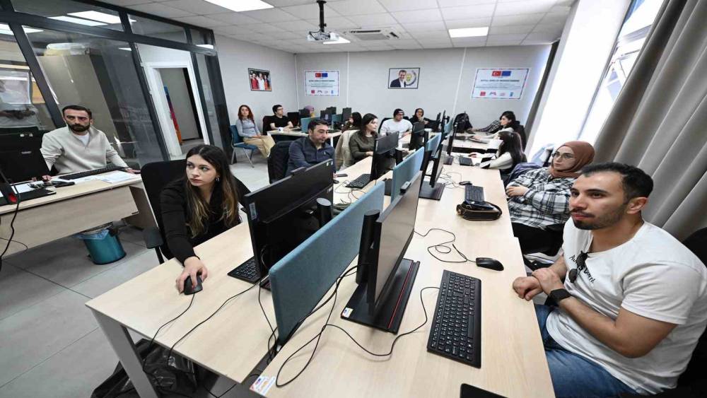 Mersin&rsquo;de gen&ccedil;lere yapay zeka ve veri analizi eğitimi
