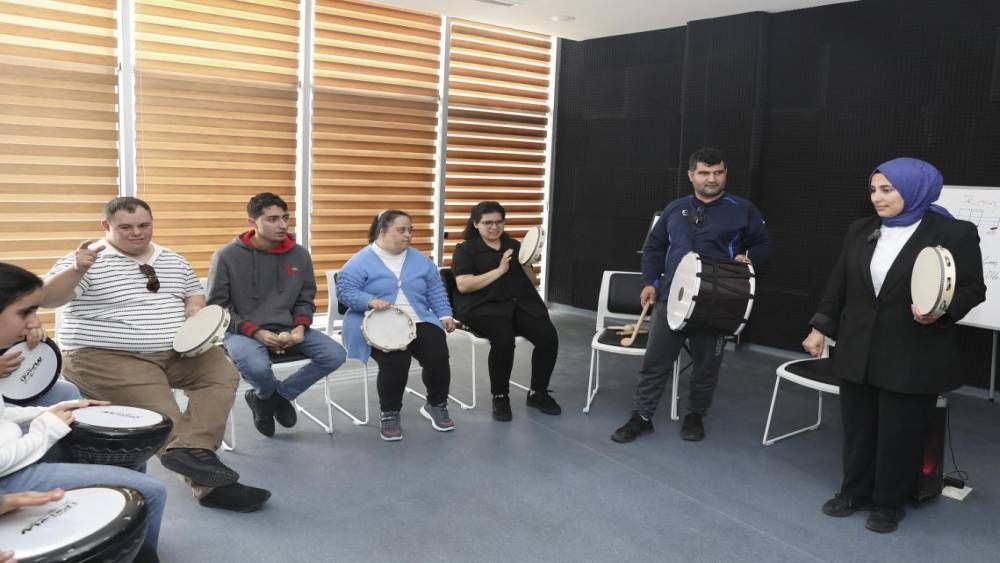 M&uuml;zikle engeller aşılıyor
