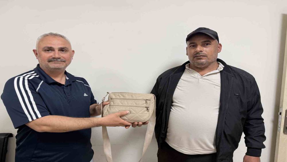 Emekli polis bulduğu i&ccedil;inde 250 bin TL&rsquo;lik d&ouml;viz olan &ccedil;antayı sahibine teslim etti
