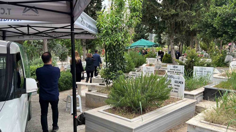 Boğazına &ccedil;ilek ka&ccedil;arak hayatını kaybeden minik Mustafa Mersin&rsquo;de toprağa verildi
