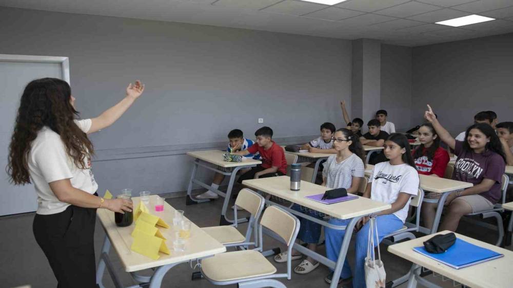 Mersin&rsquo;de &uuml;cretsiz yaz at&ouml;lyeleri &ouml;ğrencilerden yoğun ilgi g&ouml;r&uuml;yor
