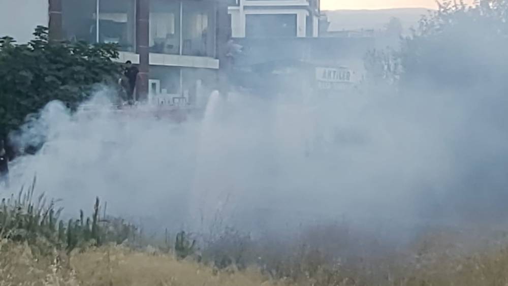 Boş arazide &ccedil;ıkan yangın bah&ccedil;eye sı&ccedil;ramadan s&ouml;nd&uuml;r&uuml;ld&uuml;
