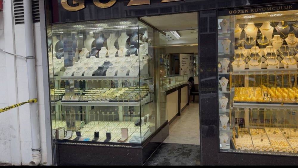 Kuyumcuda silahlı soygun: &Ouml;nce 1 kilo istedi, sonra 100 gramlık k&uuml;l&ccedil;eyi alıp ka&ccedil;tı
