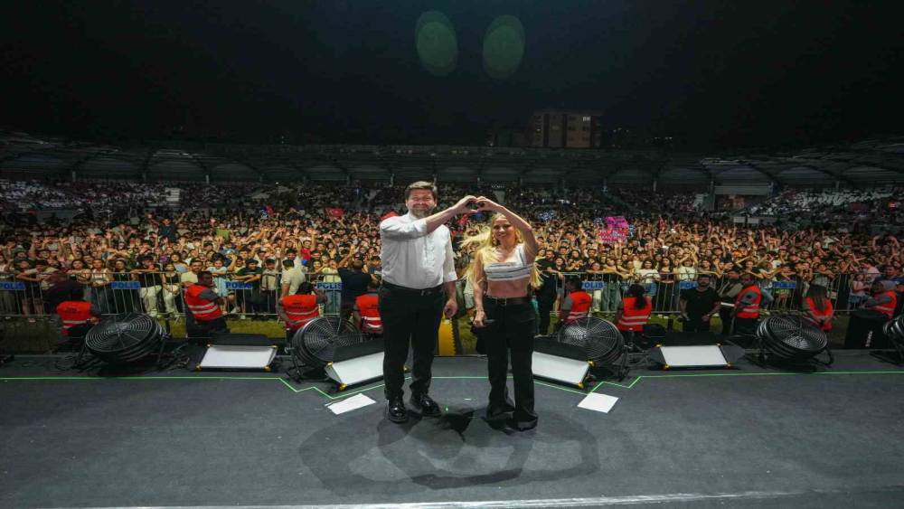 YKS sonrası gen&ccedil;ler Derya Uluğ konserinde buluştu
