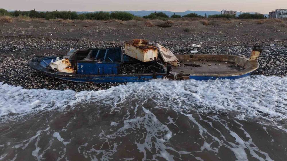 Caretta cerattaların yuvalama alanındaki kıyıya batık tekne vurdu
