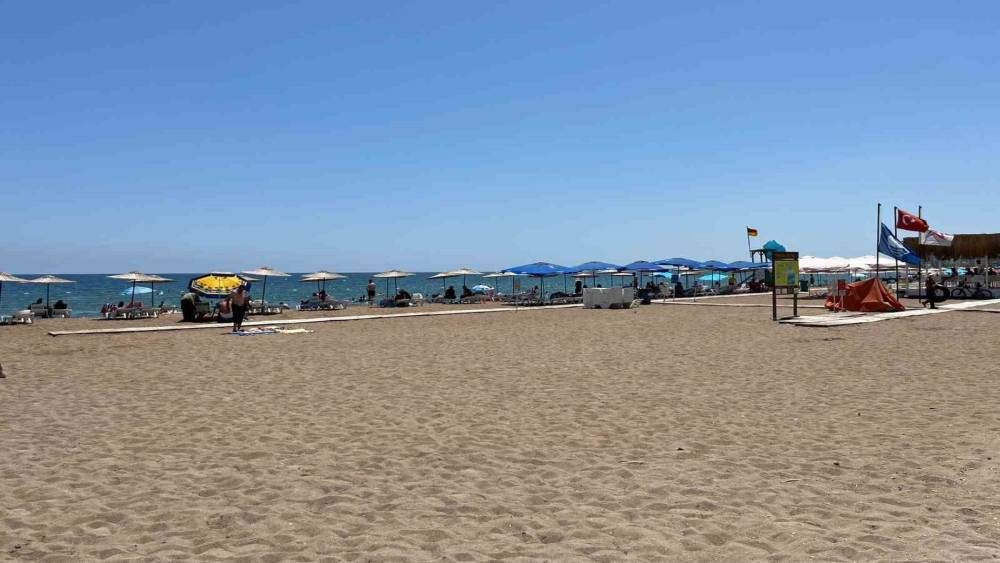 Plajdan kaldırılmak istenen gen&ccedil;lere kum fırlatıldı: 2 g&ouml;zaltı
