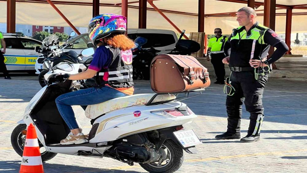Kadın motosiklet sürücülerine uygulamalı eğitim
