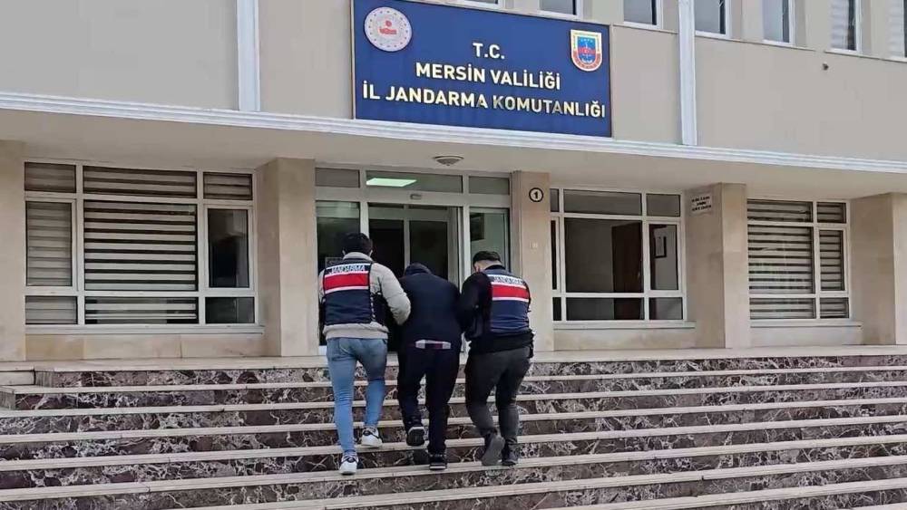 101 su&ccedil; kaydı bulunan firari Mersin&rsquo;de yakalandı

