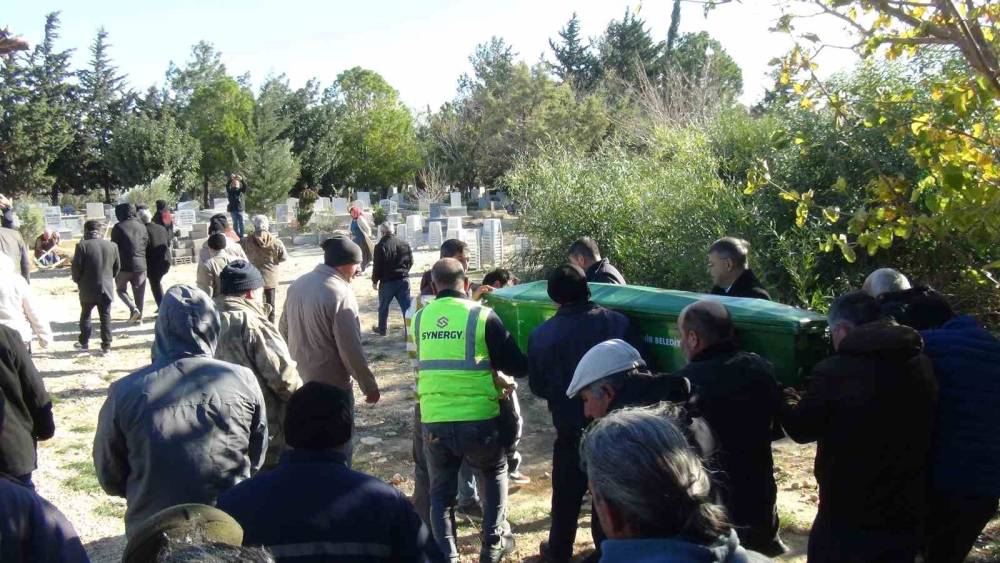 Yangında &ouml;len 2 kardeşe acı veda: Aynı tabutla getirilip aynı kabre defnedildiler
