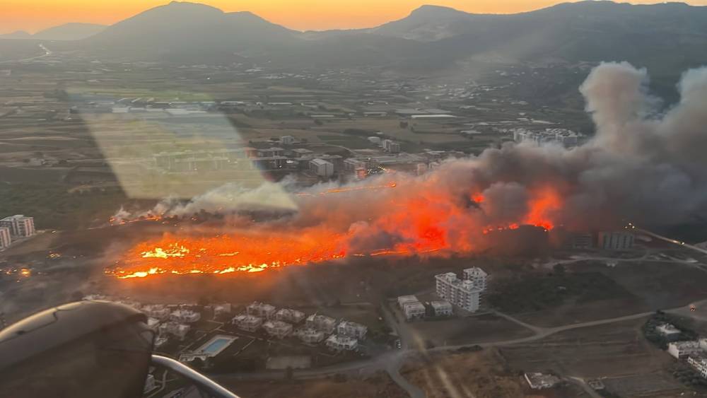 Mersin&rsquo;de yangın, ekiplerin havadan ve karadan m&uuml;dahalesiyle s&ouml;nd&uuml;r&uuml;ld&uuml;
