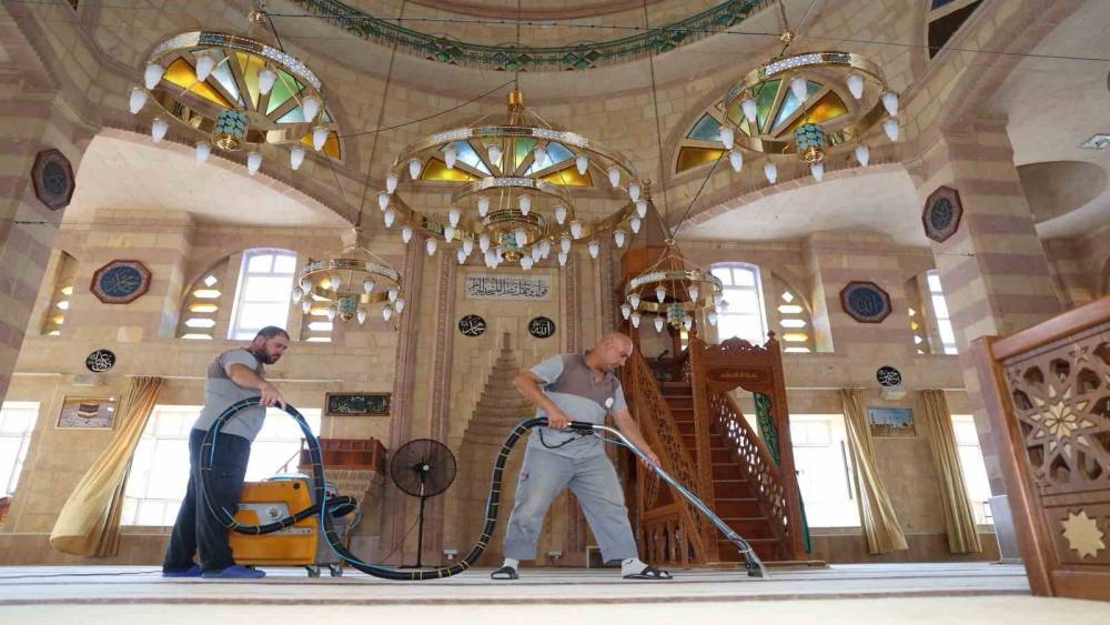Akdeniz&rsquo;de ibadethaneler d&uuml;zenli olarak dezenfekte ediliyor
