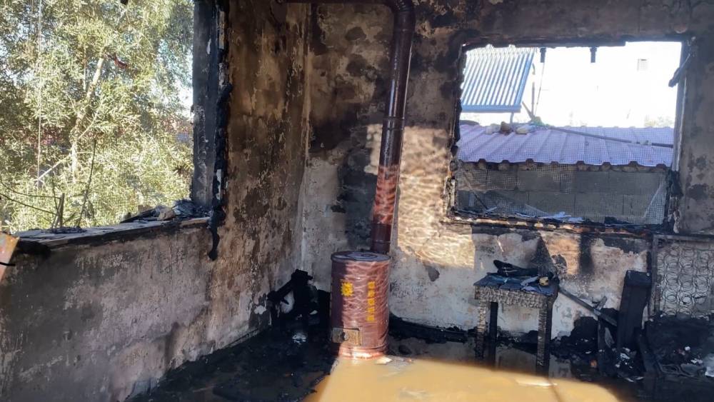 Yangında engelli &ccedil;ocukları bulunan ailenin evi k&uuml;le d&ouml;nd&uuml;
