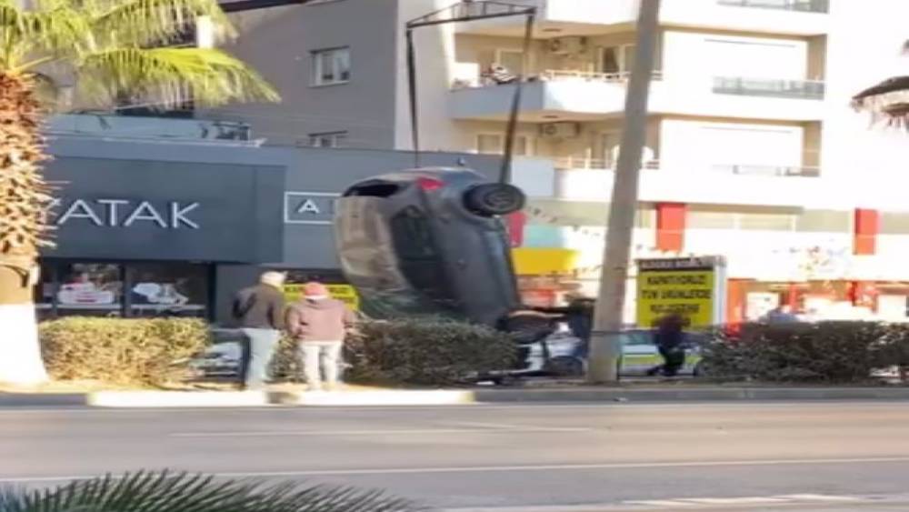 Otomobilin takla atıp ters d&ouml;nd&uuml;ğ&uuml; anlar kameraya yansıdı
